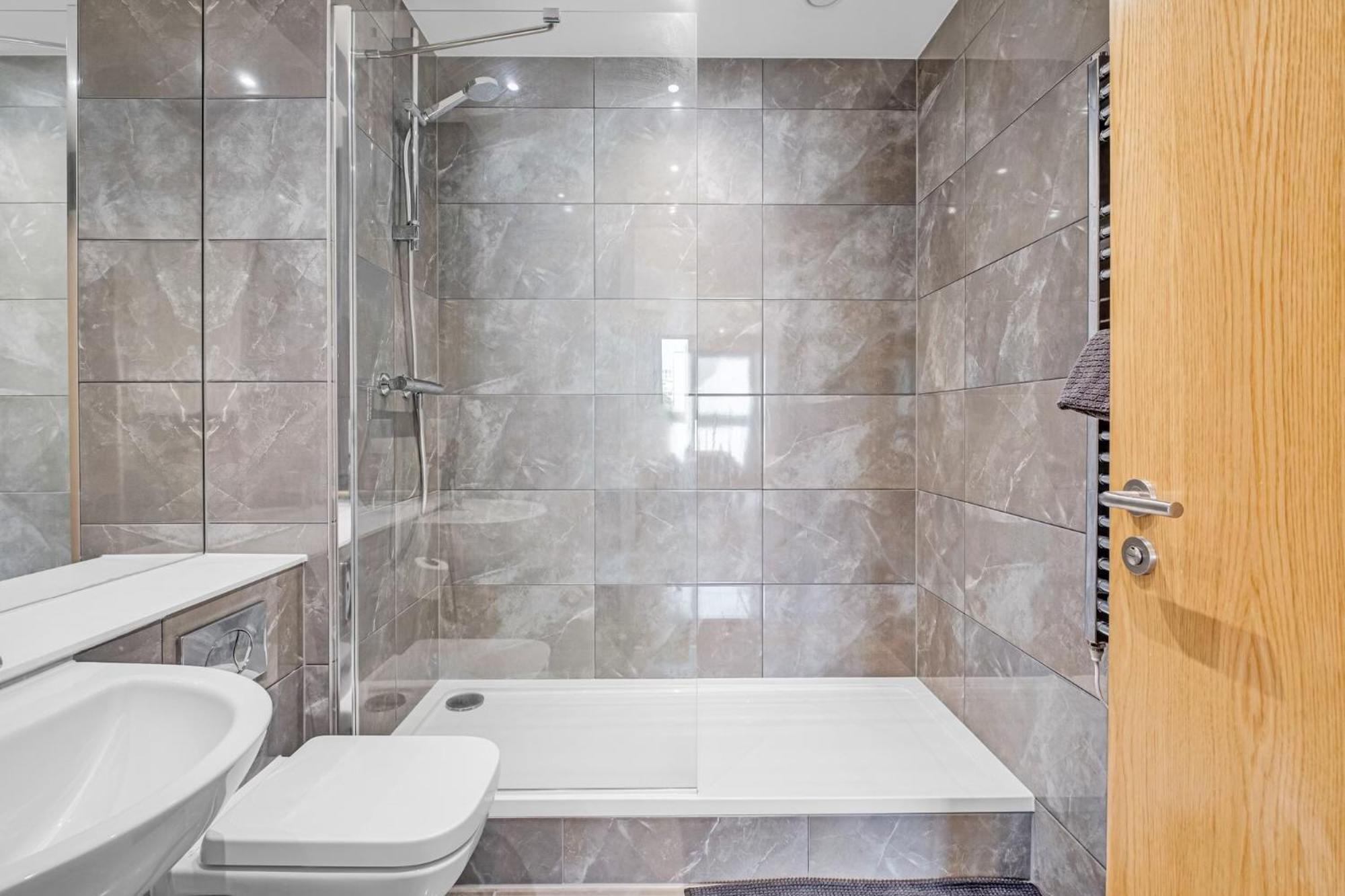 Luxurious & Glamorous Centrally Located 2 Bedroom 2 Bathroom Apartment - Central Birmingham - Secure Parking - Netflix Exterior photo